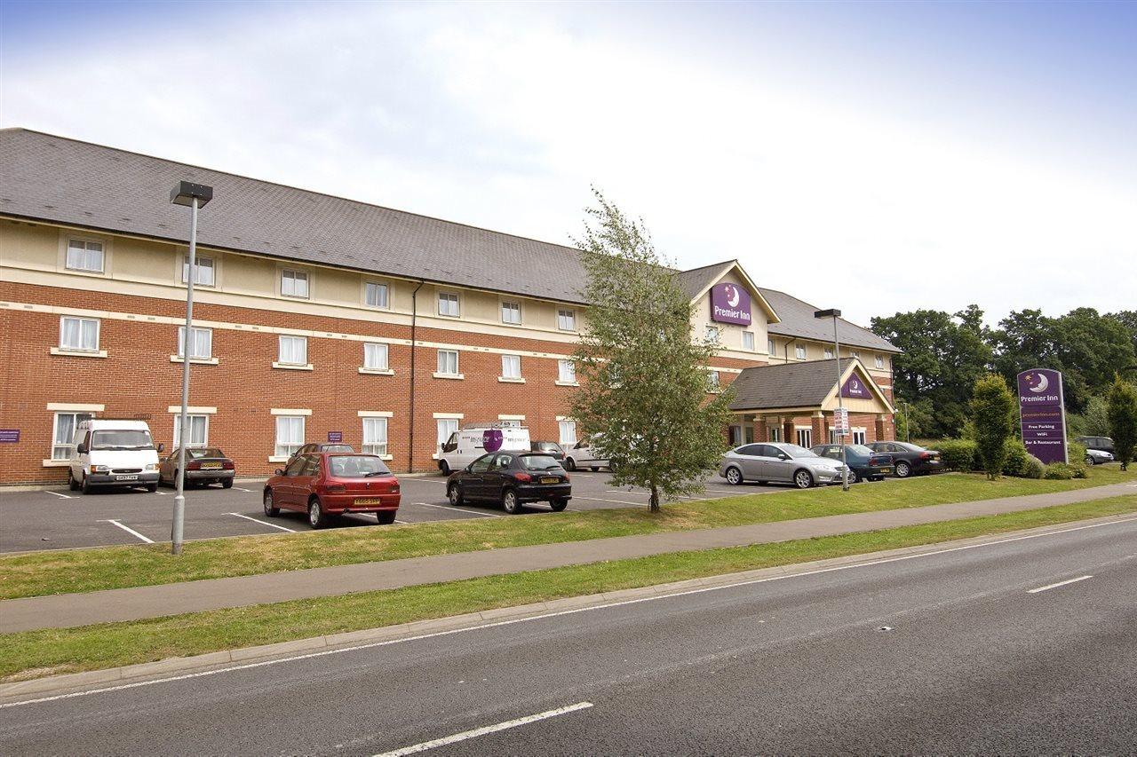 Premier Inn Gatwick Crawley Town West Exteriör bild